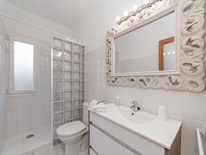 Shower, free toiletries, hair dryer, towels - Casa Convent: Mountain Views, Wi-Fi & Air Conditioning in Historic Center (ALCUDIA)