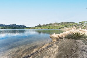 Una spiaggia nelle vicinanze