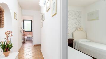 2 bedrooms, iron/ironing board, free WiFi