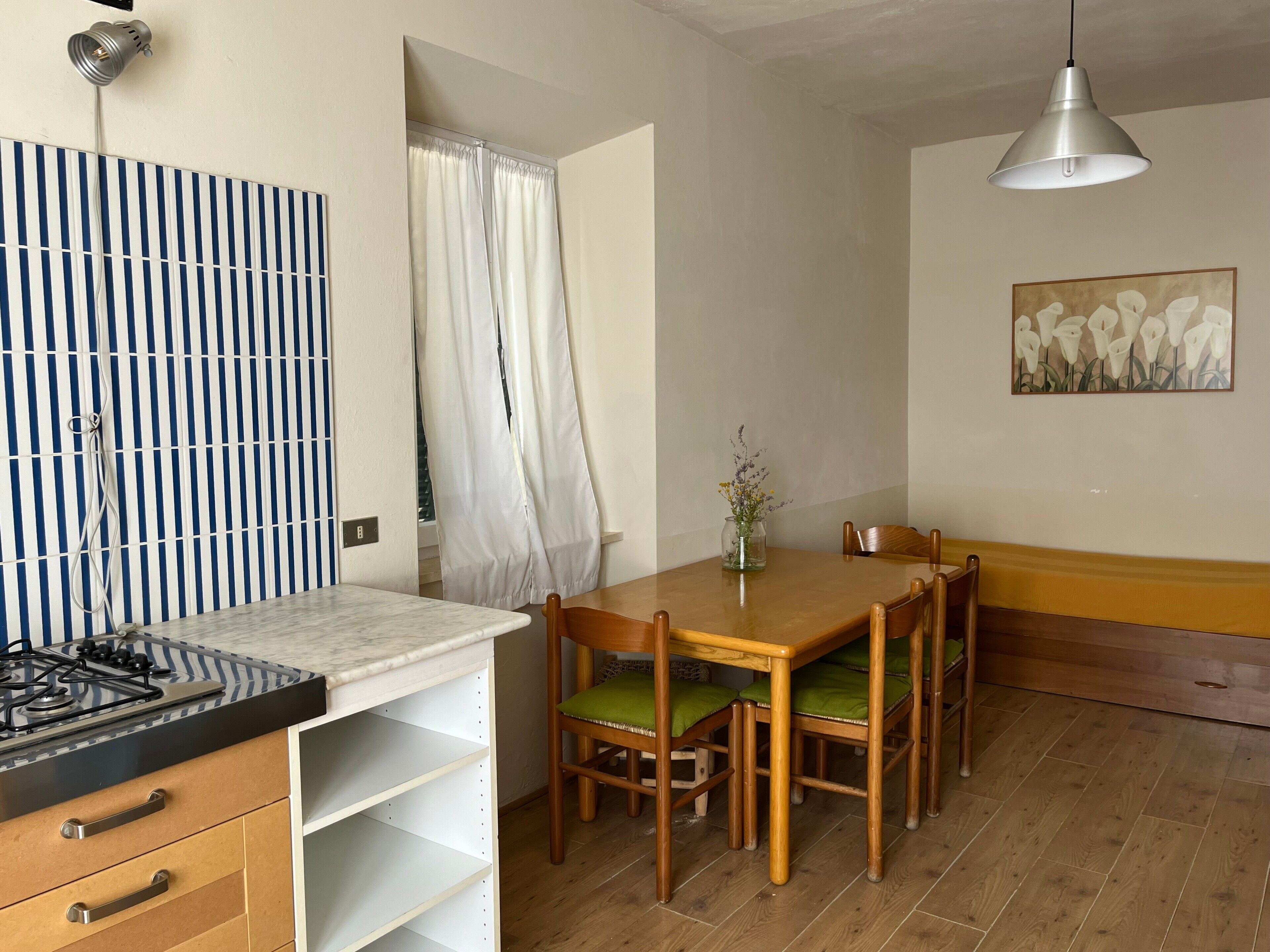 Refrigerador, placa de cocina, silla alta para bebés