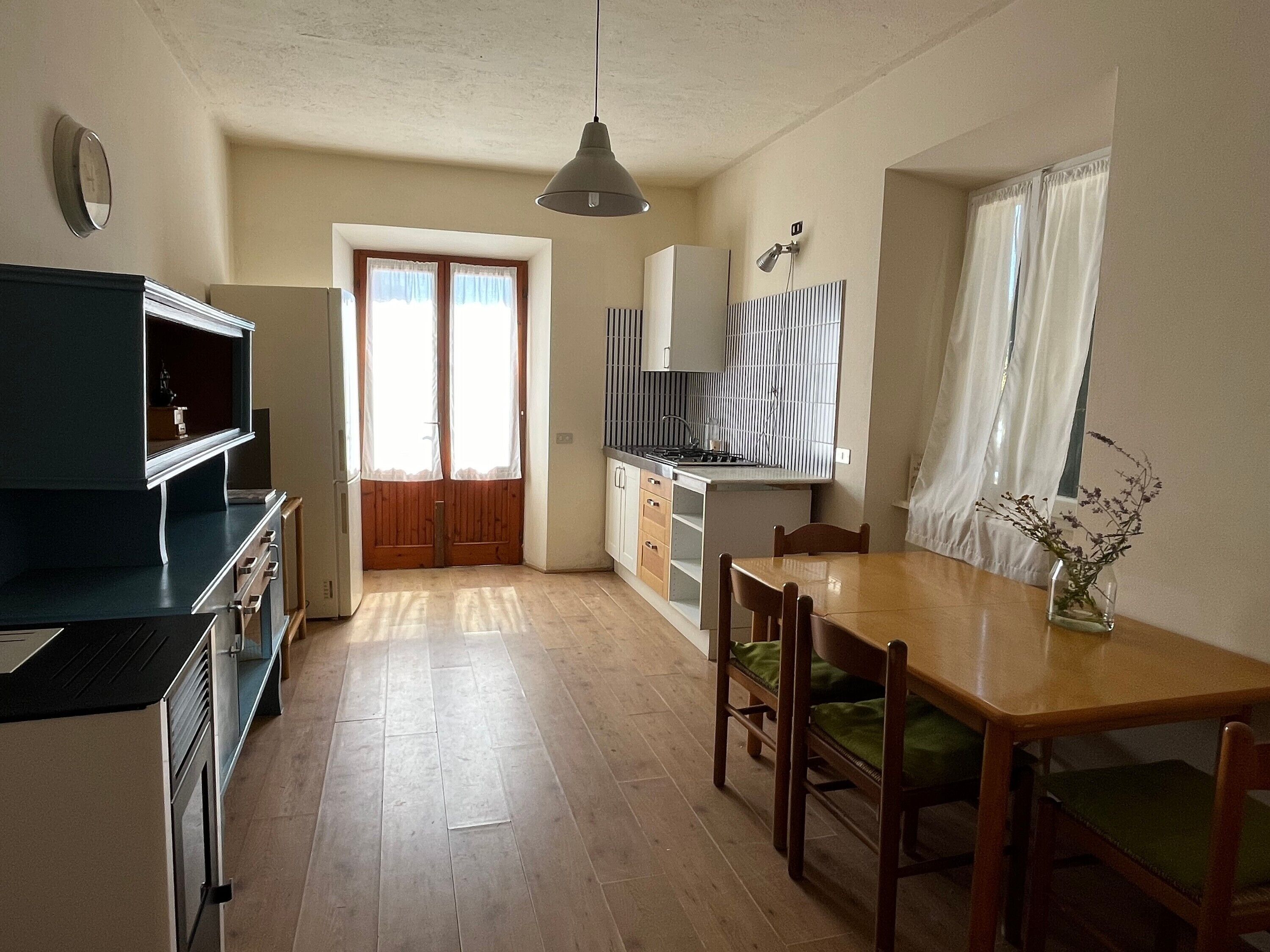 Kühlschrank, Herdplatte, Hochstuhl, Kochgeschirr/Geschirr/Besteck