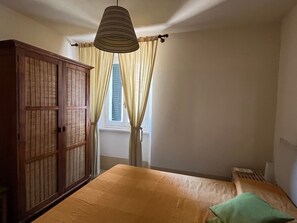 2 slaapkamers, een strijkplank/strijkijzer, gratis wifi, beddengoed
