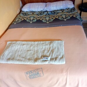 Quarto solteiro | Escrivaninha, Wi-Fi de cortesia, roupa de cama