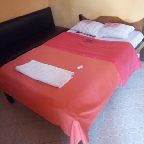 Single Room | Desk, free WiFi, bed sheets - Wanjambi Lodge (Nakuru)