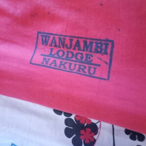 Quarto solteiro | Escrivaninha, Wi-Fi de cortesia, roupa de cama