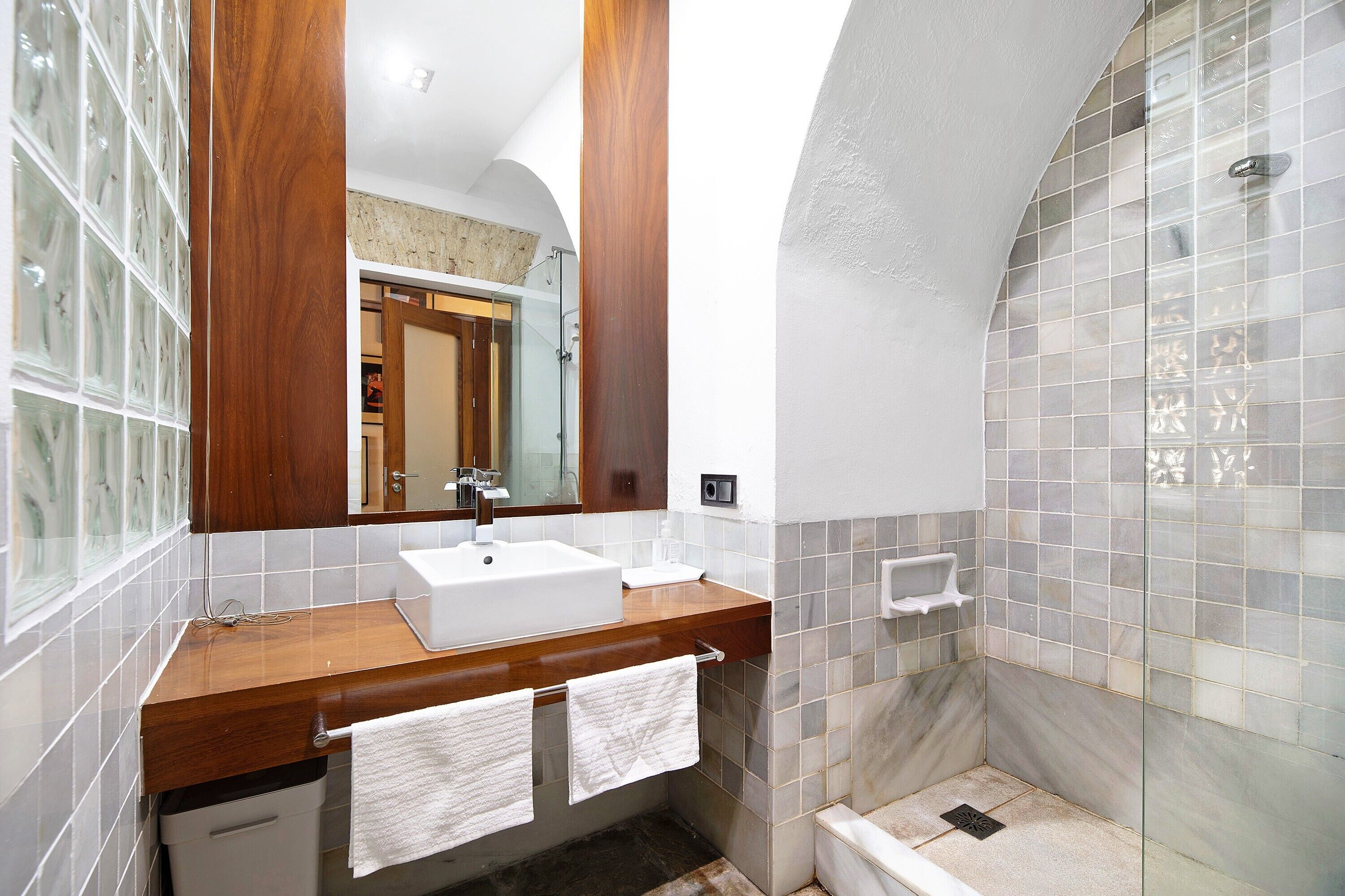 Shower, towels
