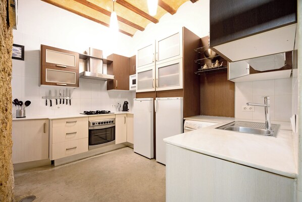 Køleskab, mikrobølgeovn, ovn, kogeplade