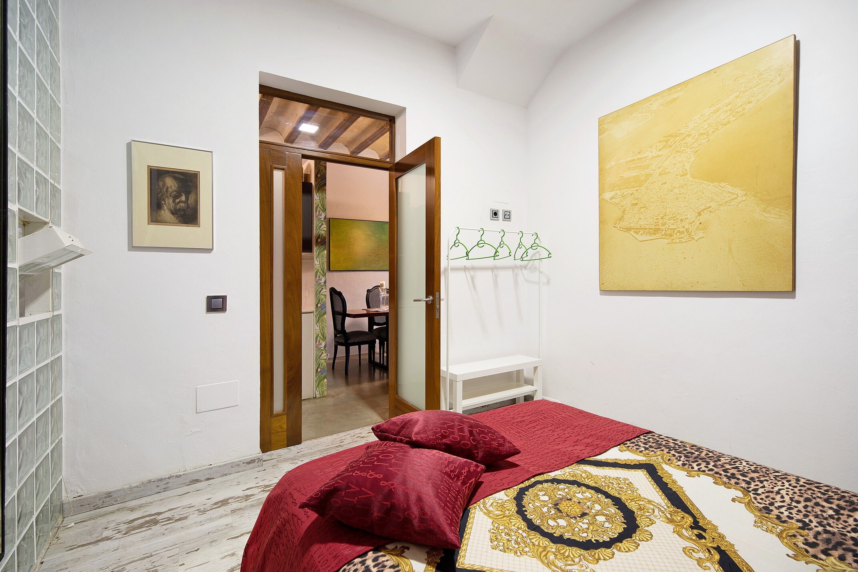 1 soverom, strykejern/-brett, wi-fi (inkludert) og sengetøy