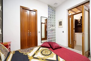 1 bedroom, iron/ironing board, free WiFi, bed sheets - Historic yet Modern Apartment with Air-Conditioning and Wi-Fi (Cádiz)