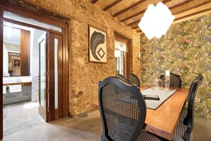 Dining - Historic yet Modern Apartment with Air-Conditioning and Wi-Fi (Cádiz)
