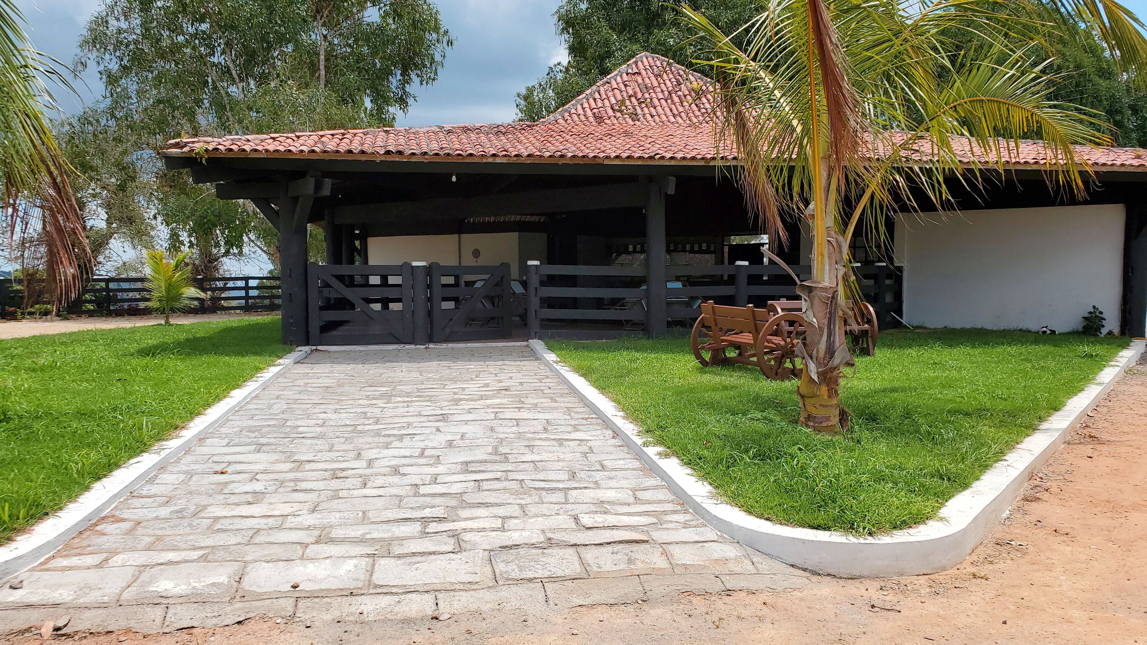 المنطقة المحيطة بالمنشأة