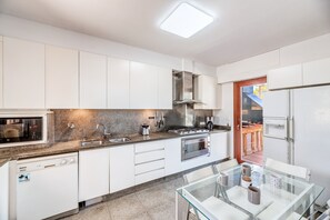 Geladeira, micro-ondas, fogão, cooktop