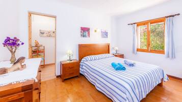 2 slaapkamers, een strijkplank/strijkijzer, gratis wifi, beddengoed