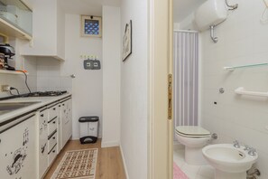 Køleskab, mikrobølgeovn, ovn, kogeplade