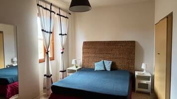 1 habitación, tabla de planchar con plancha, wifi gratis y ropa de cama