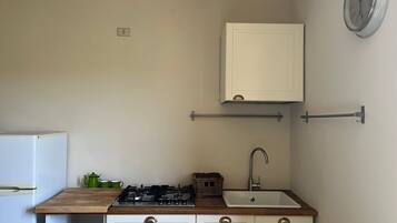 Fridge, stovetop, coffee/tea maker, high chair