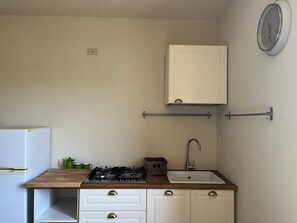 Fridge, stovetop, coffee/tea maker, highchair