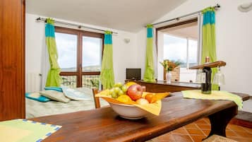 Tabla de planchar con plancha, wifi gratis y ropa de cama