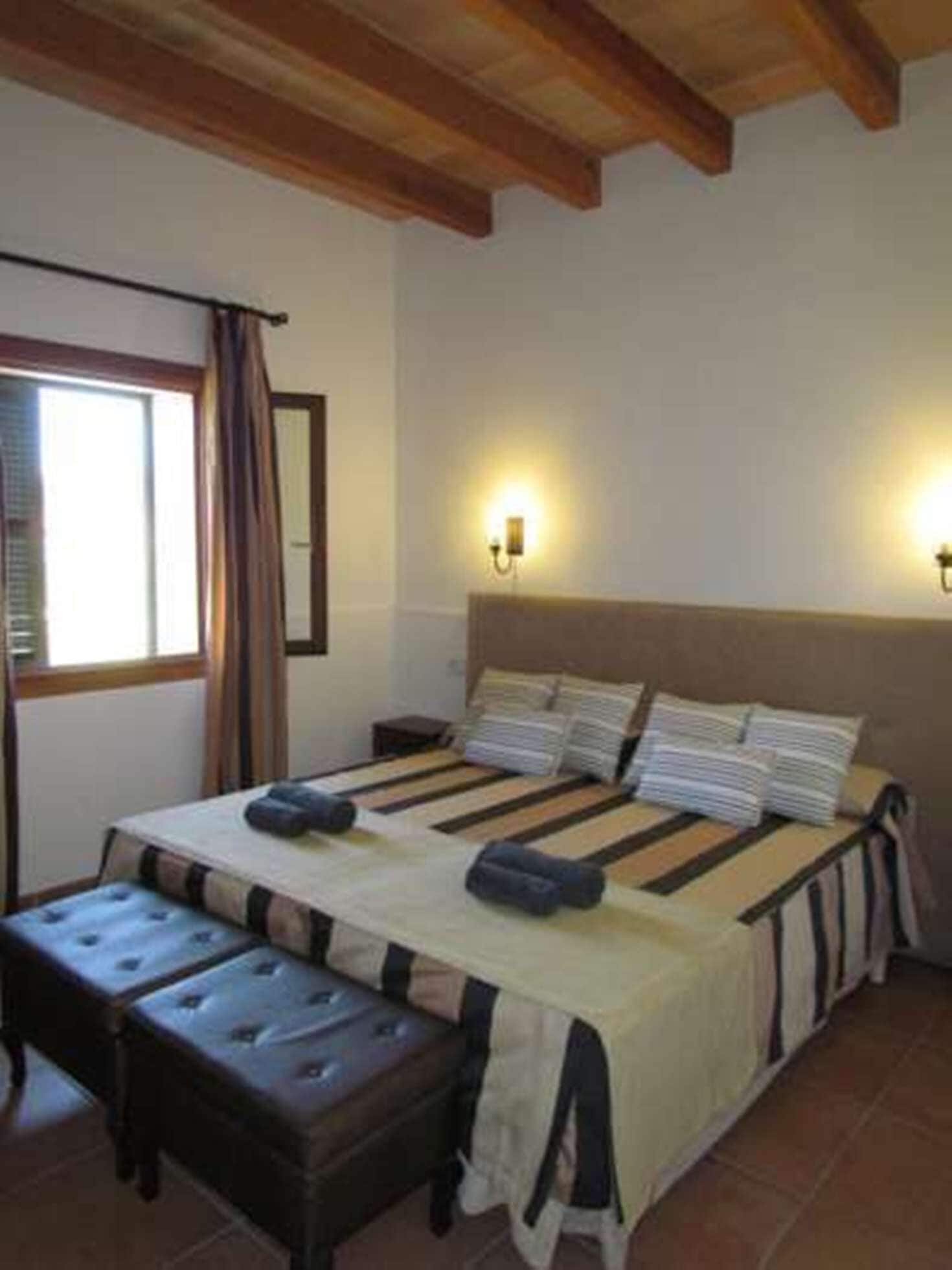 5 bedrooms, iron/ironing board, free WiFi, bed sheets