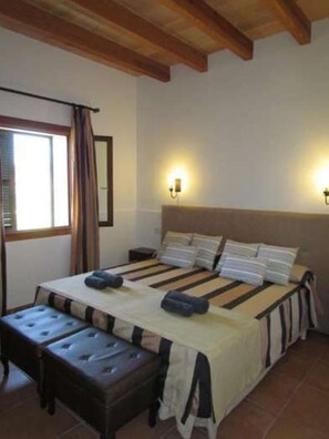 5 bedrooms, iron/ironing board, free WiFi, bed sheets