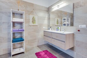 Bruser, hårtørrer, håndklæder