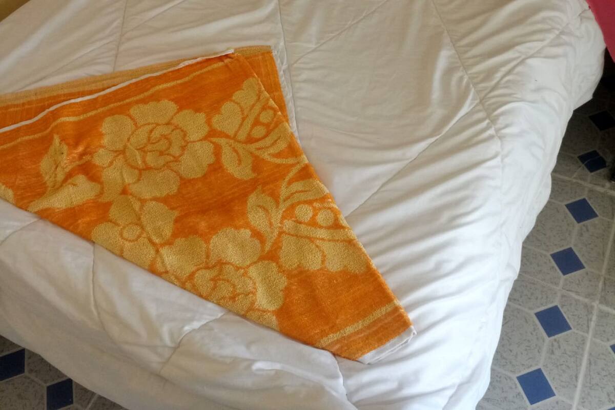 Escritorio y ropa de cama