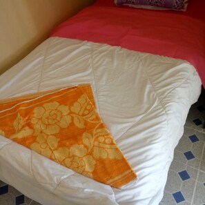 Single Room | Desk, bed sheets