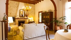 A room with a fireplace, a bed, a table, and a chandelier. - Luxury town house with pool - Casa Pina (Pina)
