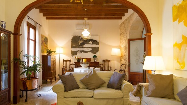 A living room with a sofa, lamps, a chandelier, and a painting on the wall. - Luxury town house with pool - Casa Pina (Pina)