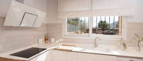 Kühlschrank, Mikrowelle, Ofen, Herdplatte