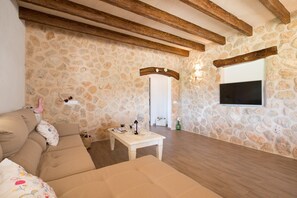 Una televisión, un reproductor estéreo