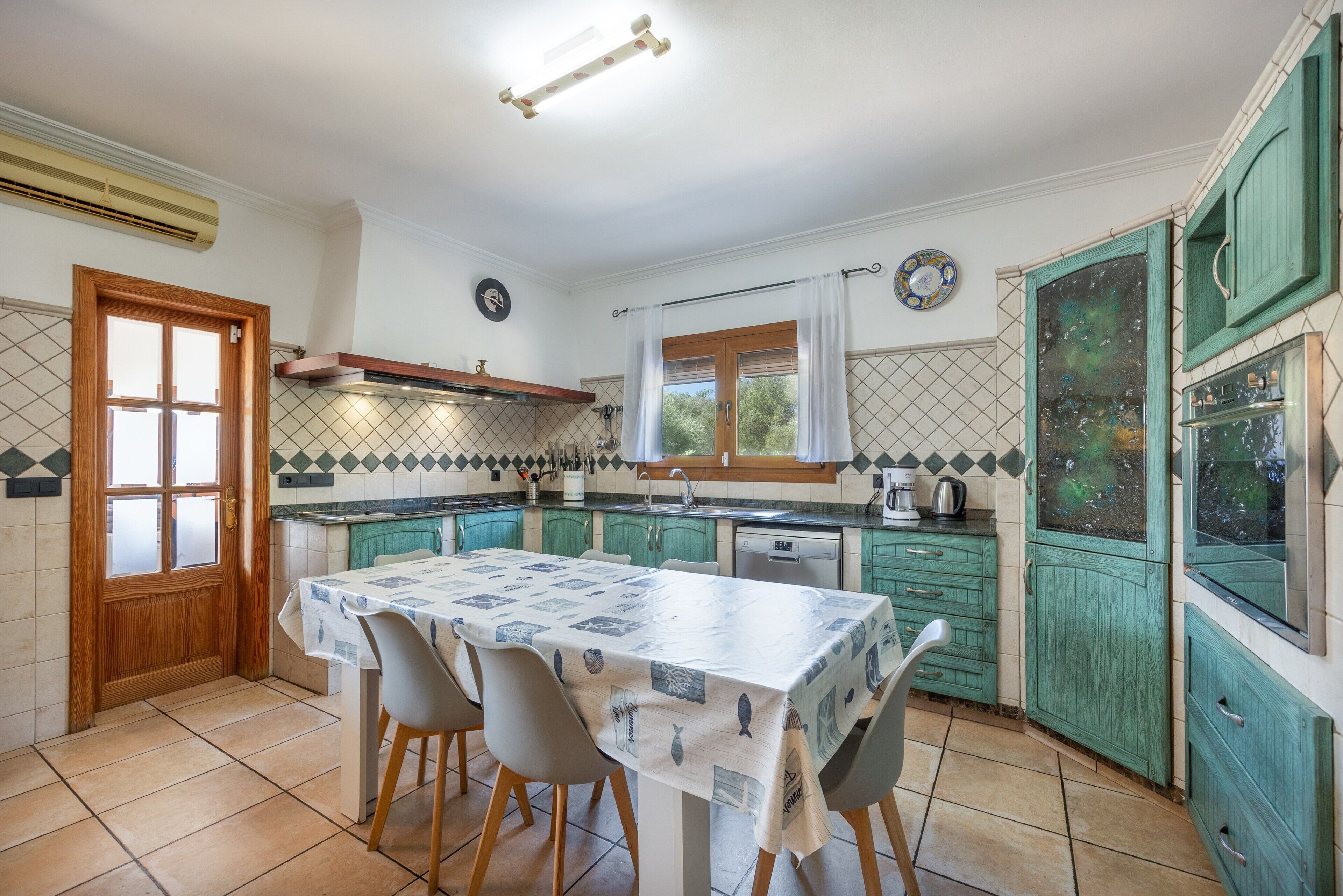 コーヒー / ティーメーカー、冷蔵庫、電子レンジ、オーブン