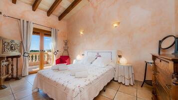 5 bedrooms, iron/ironing board, free WiFi, bed sheets