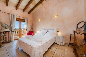 5 bedrooms, iron/ironing board, free WiFi, bed sheets