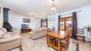 Televisie en een open haard