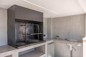 Coffee/tea maker, fridge, microwave, oven - Rustic Holiday Home "Los Tres Soles" with Pool, Terraces & Wi-Fi (PORTOCOLOM)