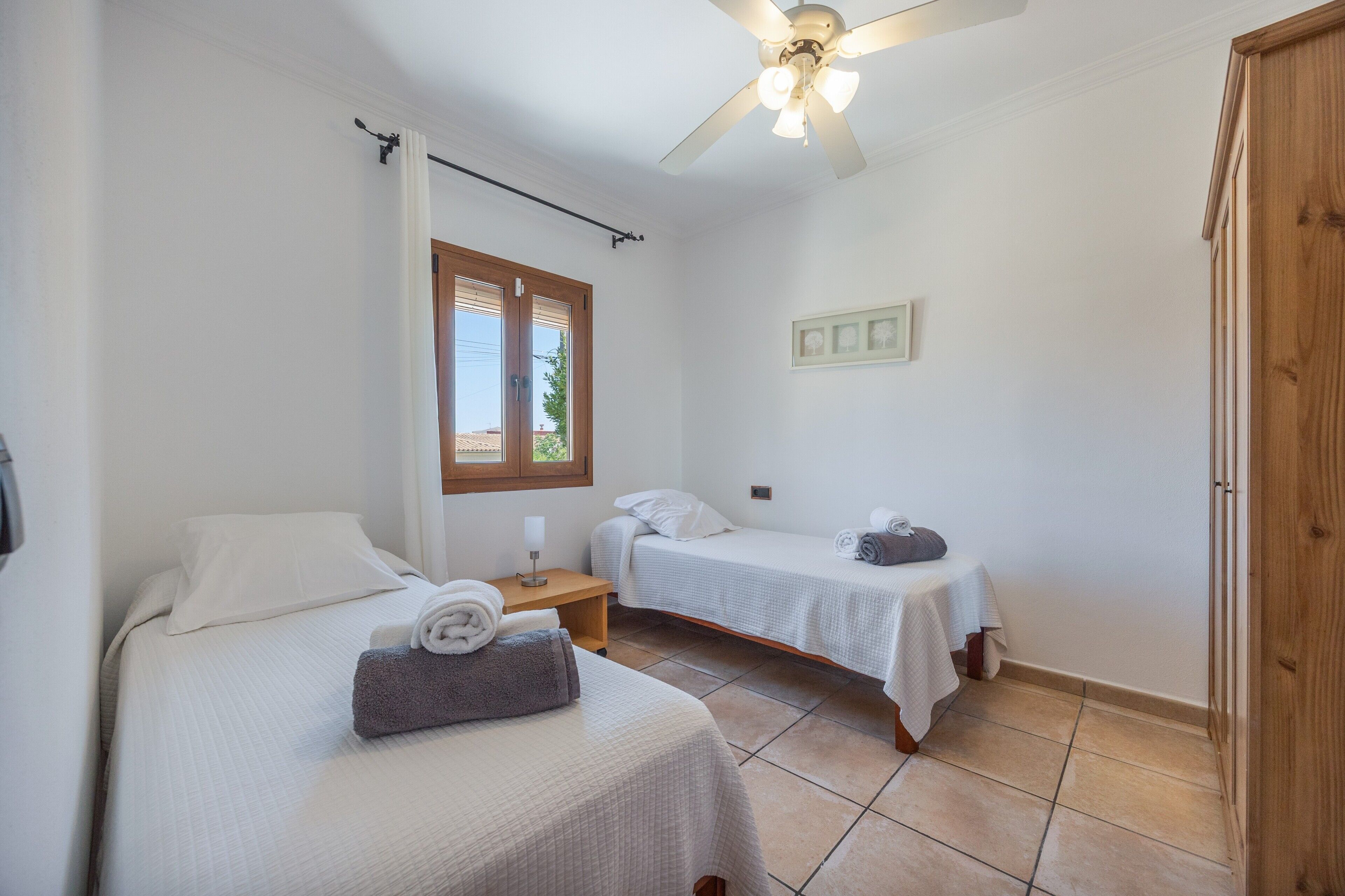 5 habitaciones, tabla de planchar con plancha y wifi gratis 