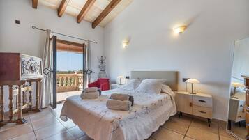5 bedrooms, iron/ironing board, WiFi (free), bed sheets