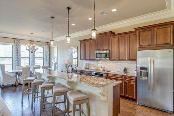 冷蔵庫、電子レンジ、オーブン、コンロ