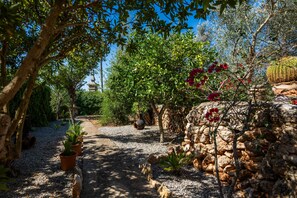 Property grounds - Country House 'Can Hostalet' with Private Terrace, Wi-Fi and Air Conditioning (Es Llombards)