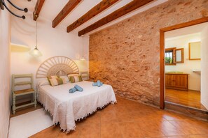 3 bedrooms, iron/ironing board, free WiFi, bed sheets - Country House 'Can Hostalet' with Private Terrace, Wi-Fi and Air Conditioning (Es Llombards)