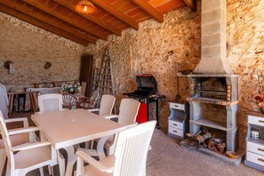 Outdoor dining - Country House 'Can Hostalet' with Private Terrace, Wi-Fi and Air Conditioning (Es Llombards)