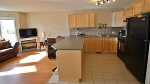 Apartamento ejecutivo | Cocina privada | Cafetera o tetera, frigorífico, microondas y horno