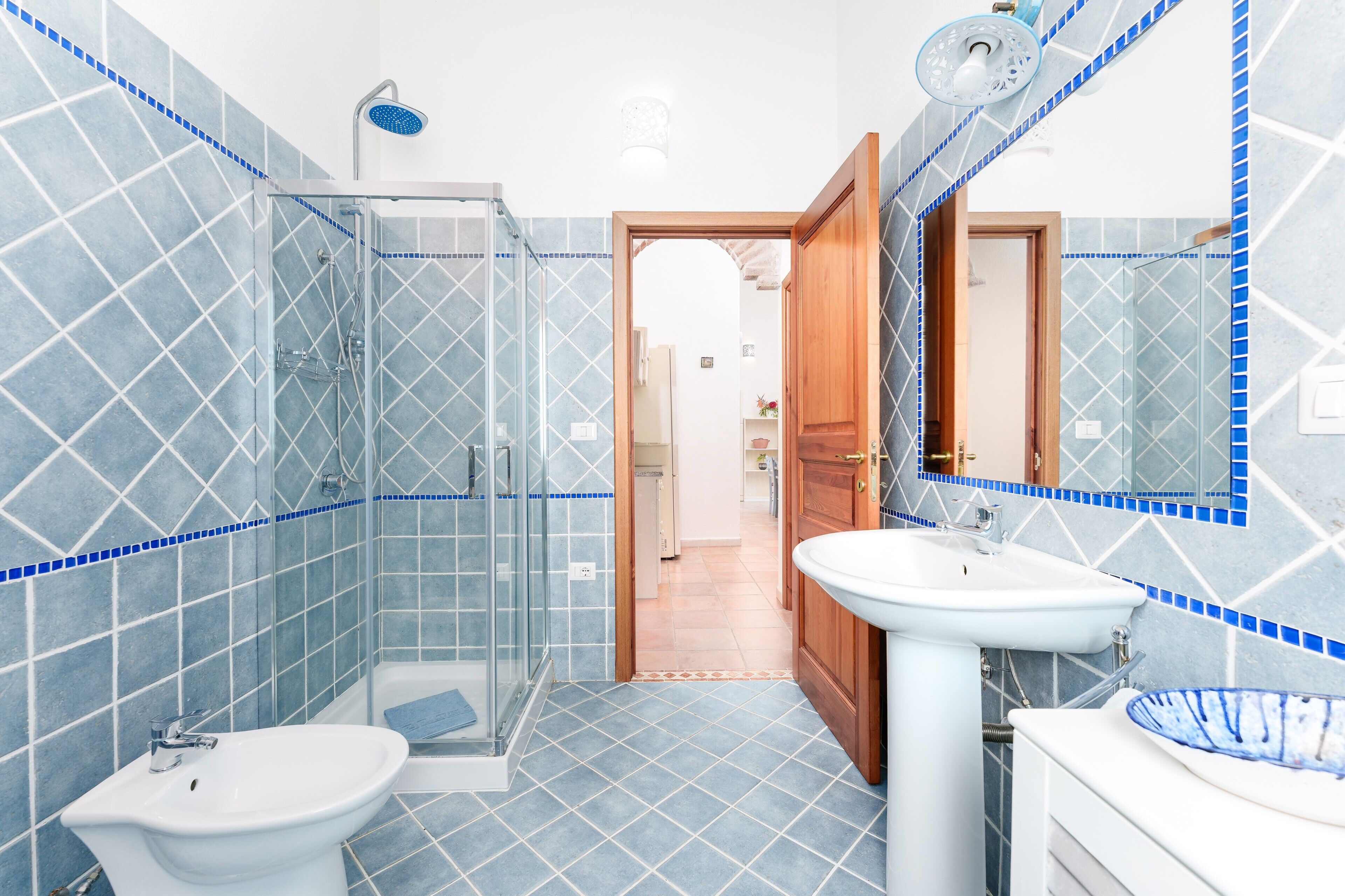 Douche, sèche-cheveux, serviettes fournies