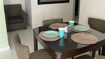Habitación doble estándar, cocineta | Área de sala de estar | Televisión LCD de 33 pulgadas con canales por cable y televisión