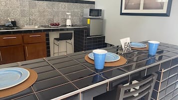 Suite estándar, cocineta | Cocineta privada | Refrigerador con congelador, microondas y cafetera y tetera