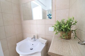 Dusche, Haartrockner, Handtücher