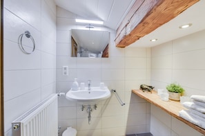 Shower, free toiletries, hair dryer, towels - Holiday Apartment "Beim Kreuzfelder Zwiesl" with Garden, Balcony & Mountain View (Inzell)