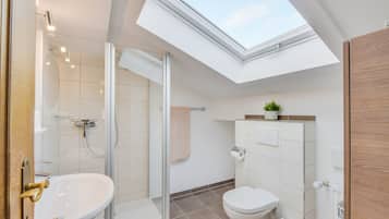 Dusche, kostenlose Toilettenartikel, Haartrockner, Handtücher