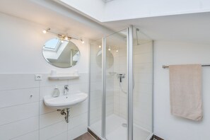 Regadera, amenidades de baño gratuitas, secadora de cabello, toallas 